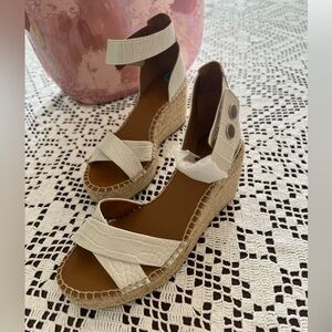 New size 6.5 Wedge. Slight imperfection, inner side of left shoe. See pic 5 & 7